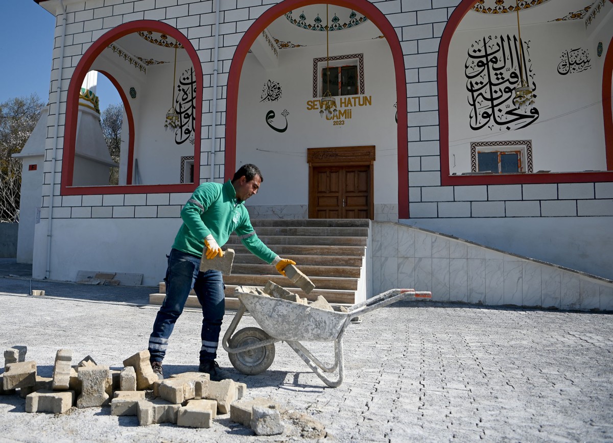 KUŞADASI BELEDİYESİ’NDEN SEVDA HATUN CAMİSİ’NDE ÇEVRE VE PEYZAJ DÜZENLEMESİ