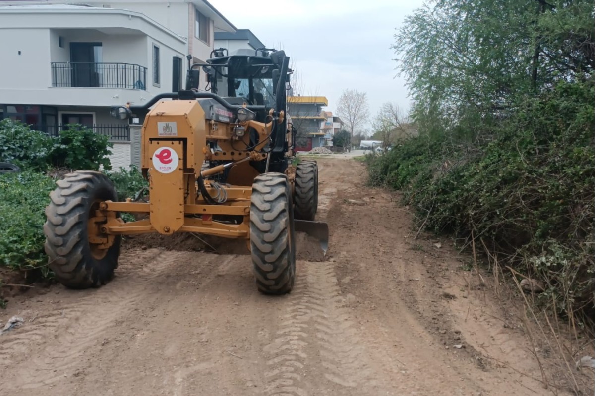 EFELER BELEDİYESİ YOLLARDA İYİLEŞTİRME ÇALIŞMALARINA DEVAM EDİYOR