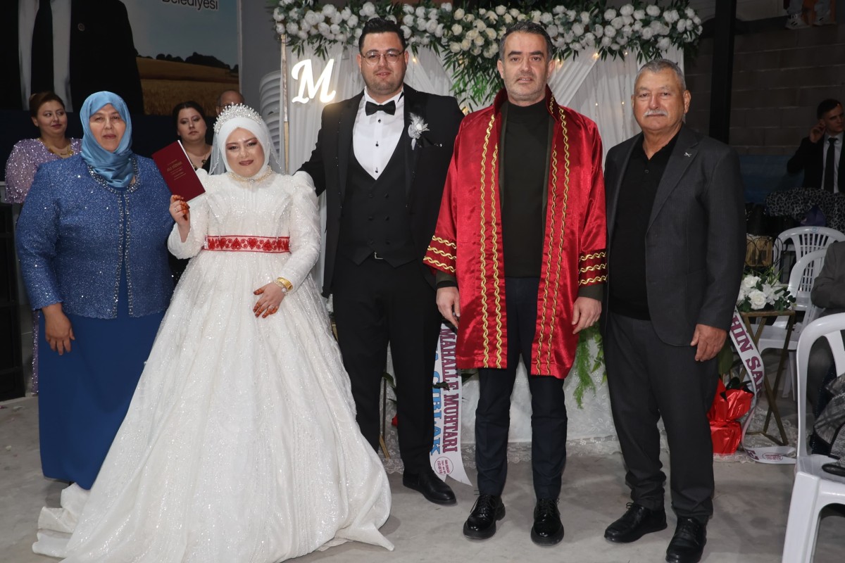 Başkan Arıcı Zeybek Oynayarak Gönülleri Fethetti  Başkan Arıcı’dan Düğünde Zeybek Gösterisi