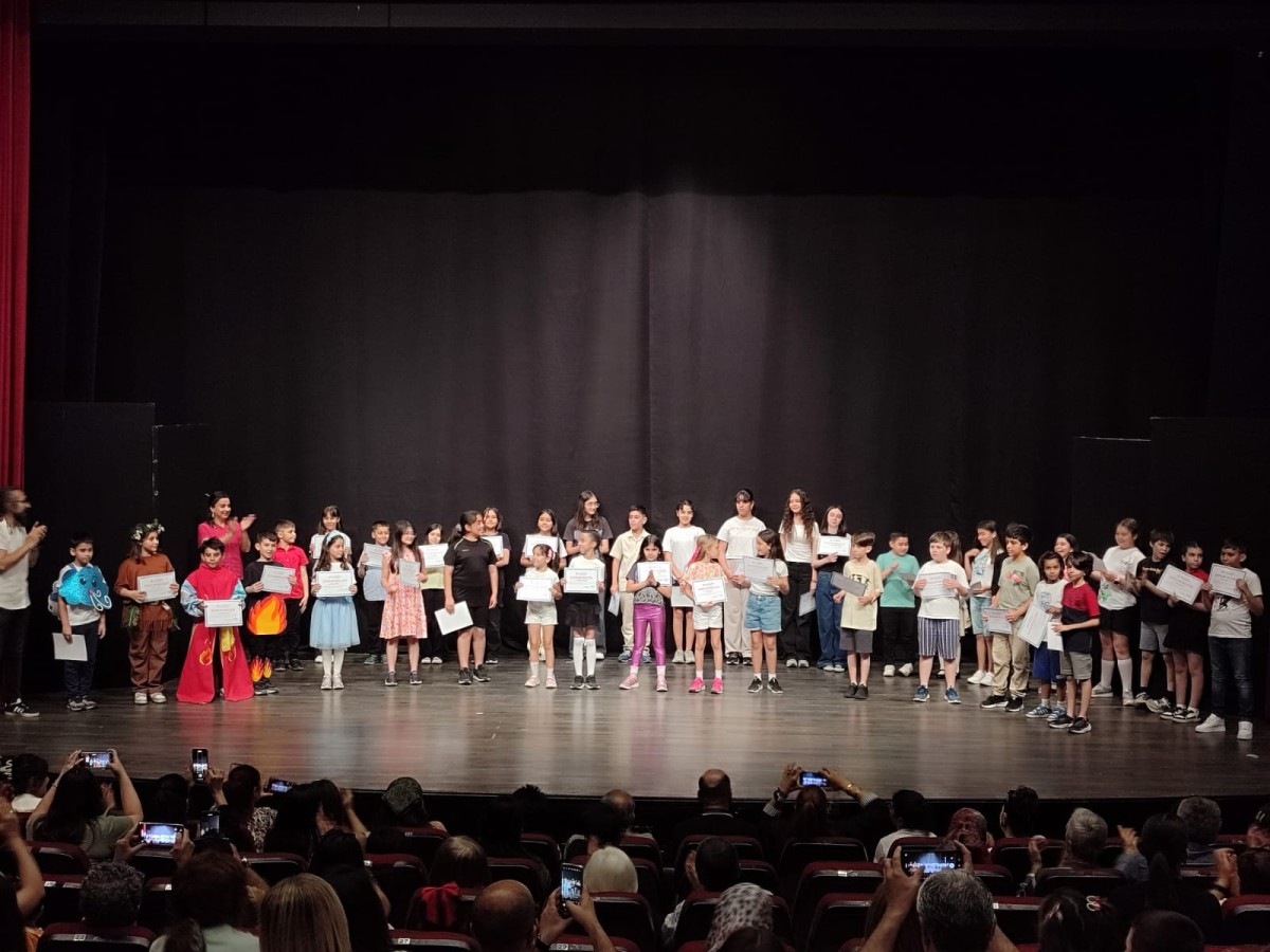 BAŞKAN ÇERÇİOĞLU’NUN BAŞLATTIĞI YARATICI DRAMA ATÖLYESİ’NİN MİNİK ÖĞRENCİLERİNDEN MUHTEŞEM GÖSTERİ
