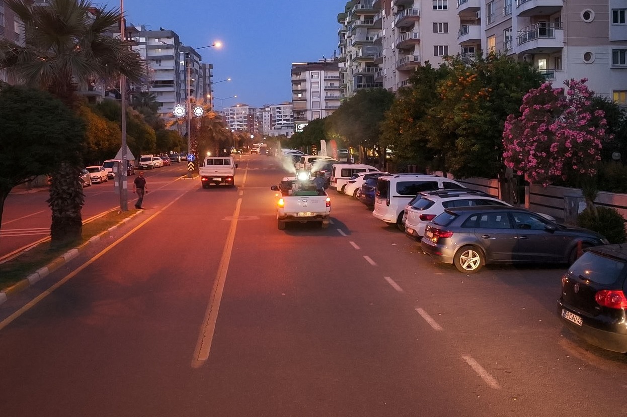 EFELER BELEDİYESİ EKİPLERİ SAHAYA İNDİ KENTTE İLÇALAMA ÇALIŞMASI BAŞLADI