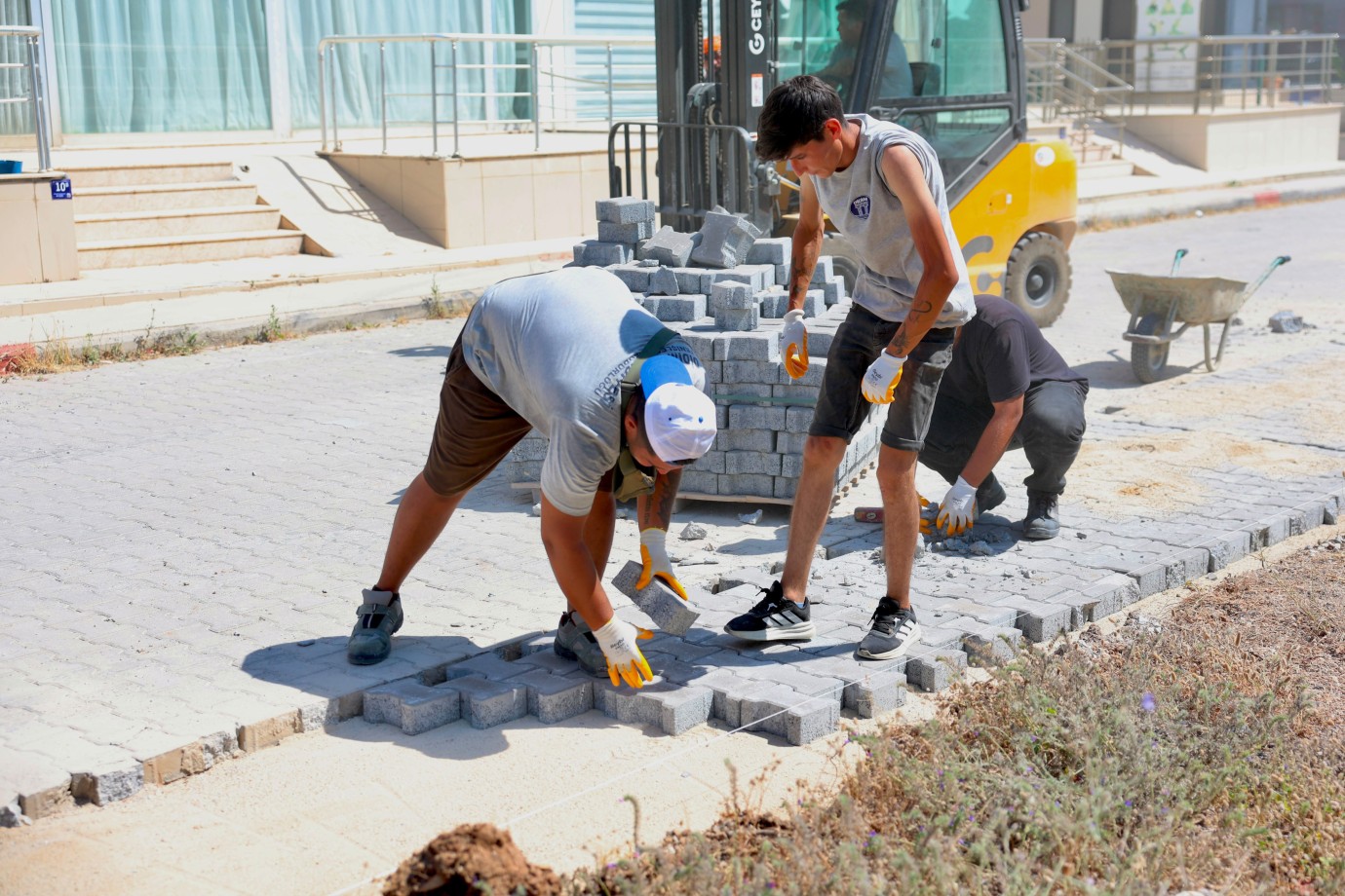 DİDİM BELEDİYESİ’NDEN EFELER VE YENİ MAHALLE’DE YOL BAKIM VE ONARIM ÇALIŞMASI