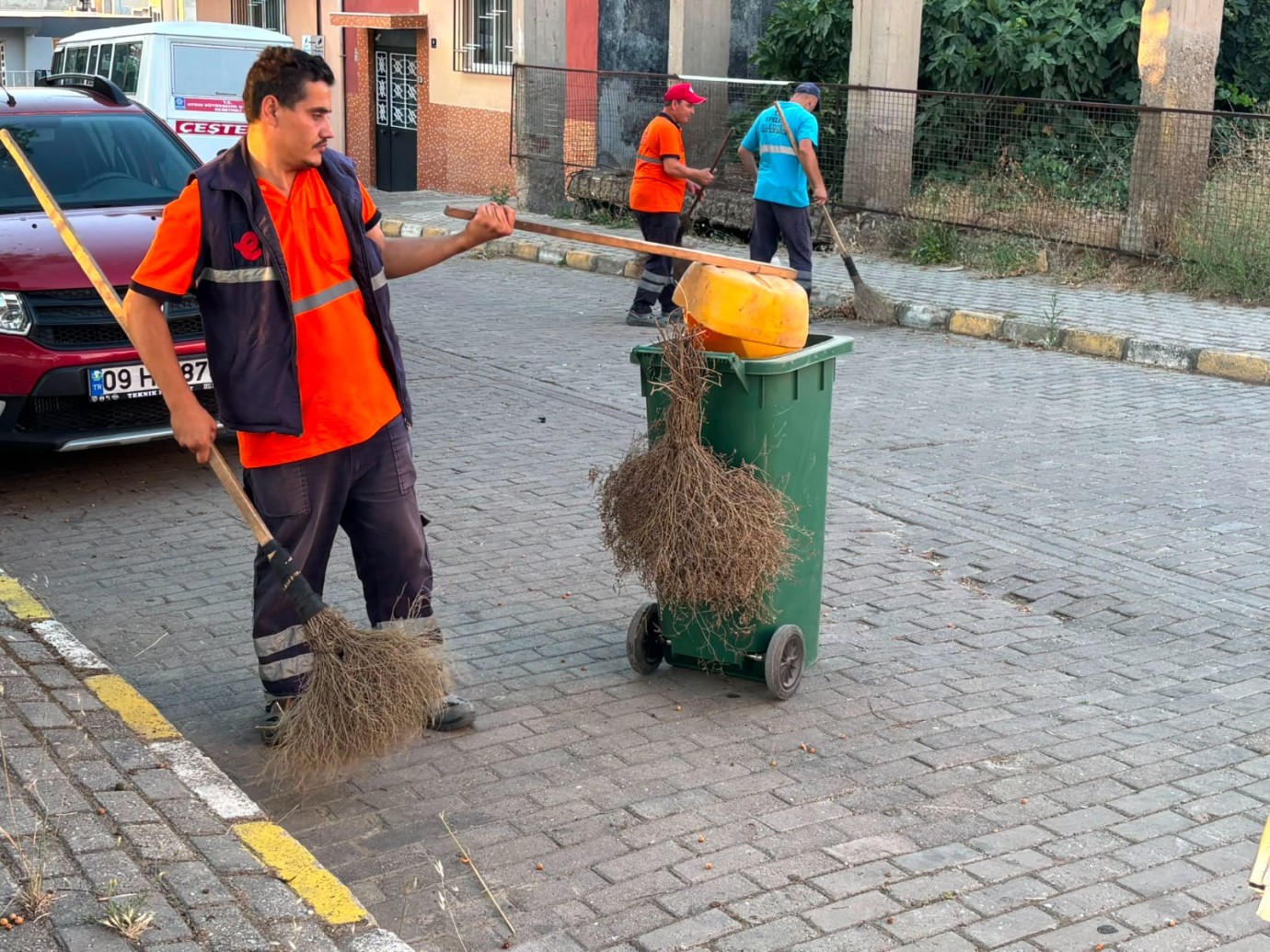 EFELER’DE TEMİZLİK SEFERBERLİĞİ GECE GÜNDÜZ SÜRÜYOR