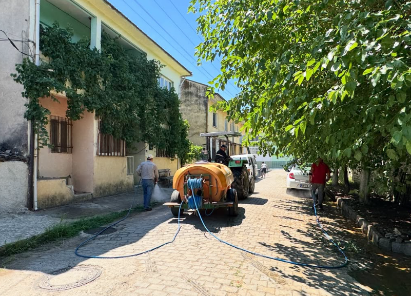 Yenice Mahallesi'nde Yabani Otla Mücadele Çalışmaları Sürüyor