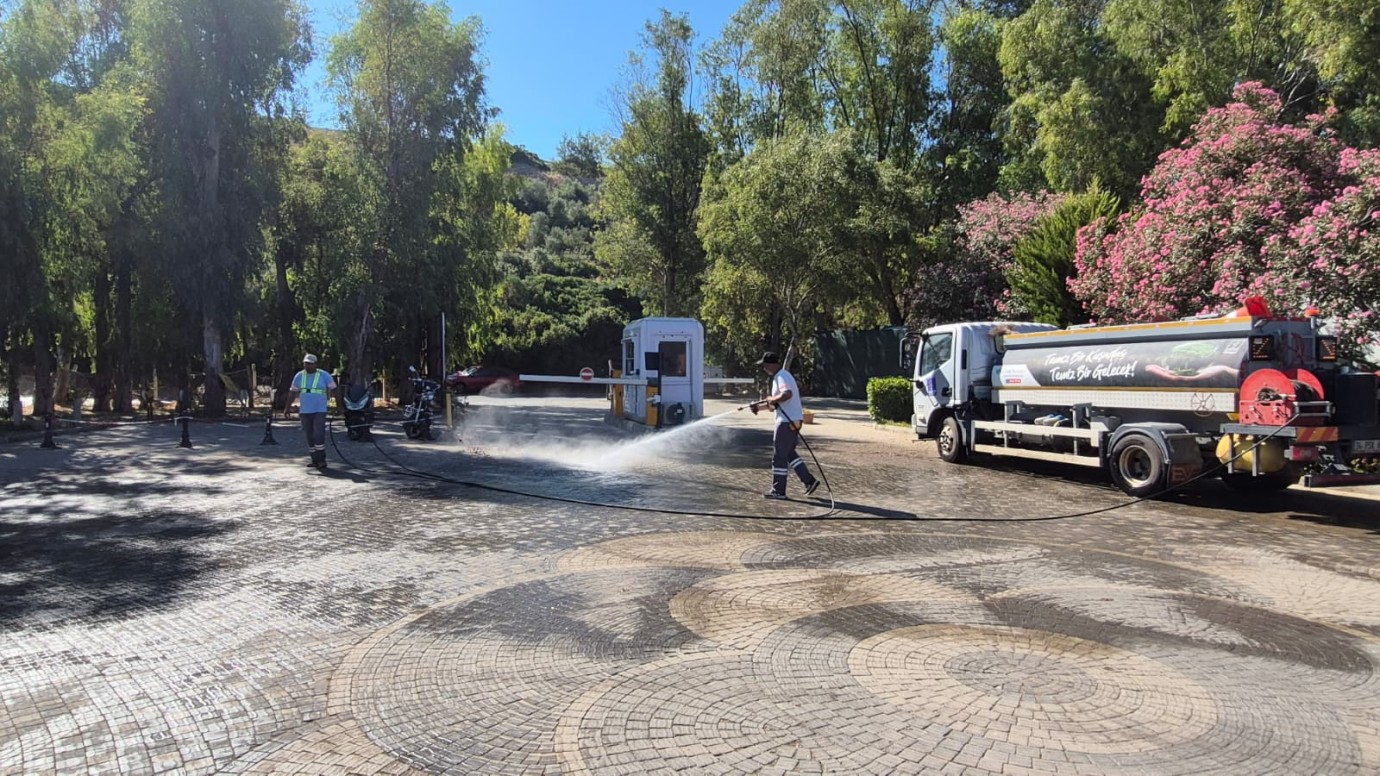 KUŞADASI BELEDİYESİ'NDEN ADAGÖL MESİRE ALANINA YAZ BAKIMI