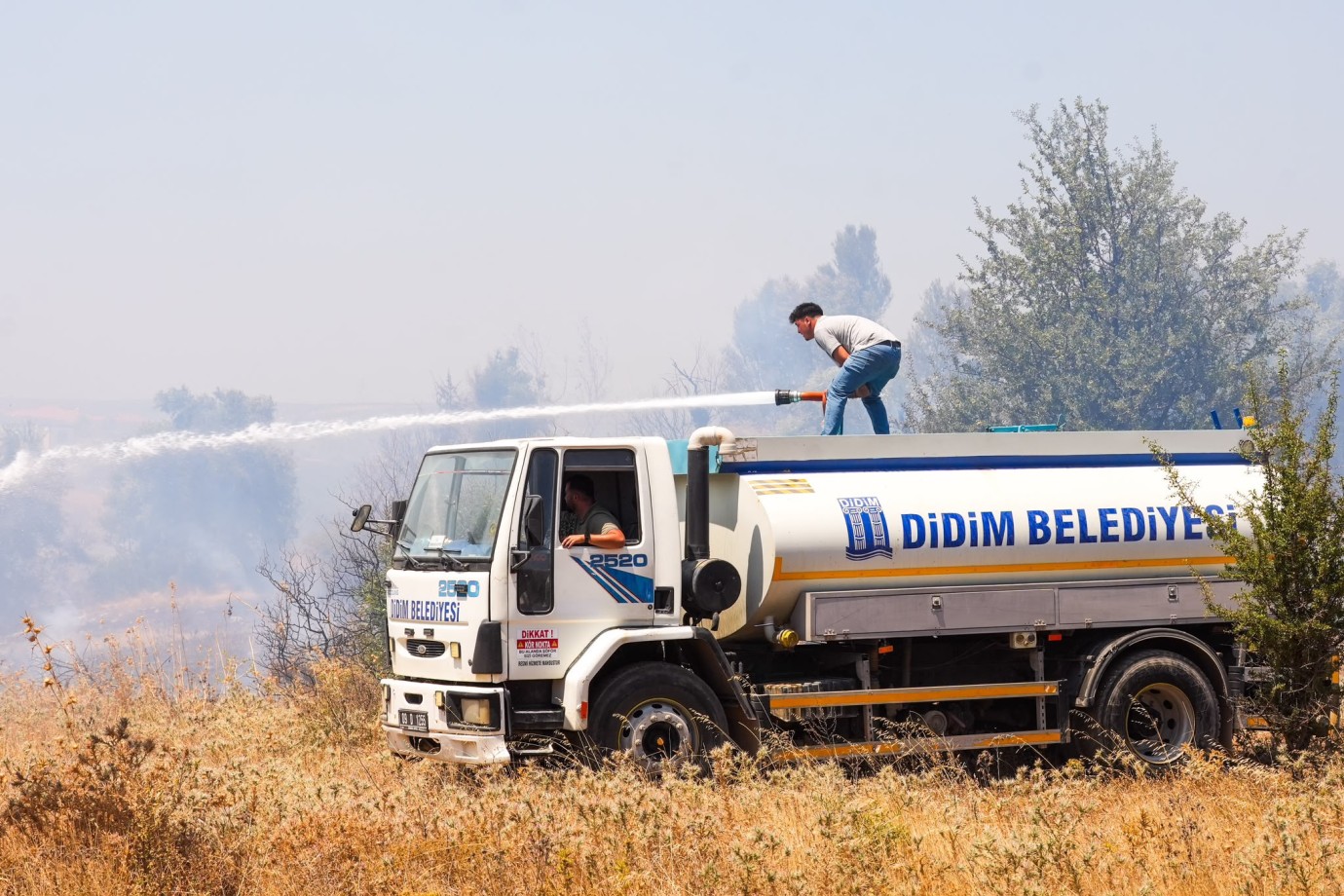 Akyeniköy’de Çıkan Yangın Kısa Süre İçerisinde Kontrol Altına Alındı