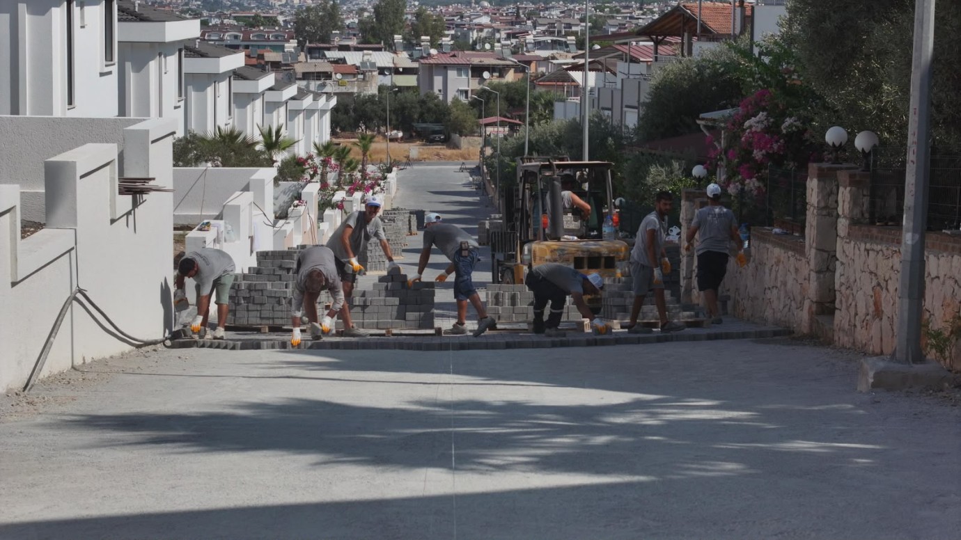 DİDİM BELEDİYESİ AKBÜK’TE PARKE TAŞI DÖŞEME ÇALIŞMALARINI SÜRDÜRÜYOR