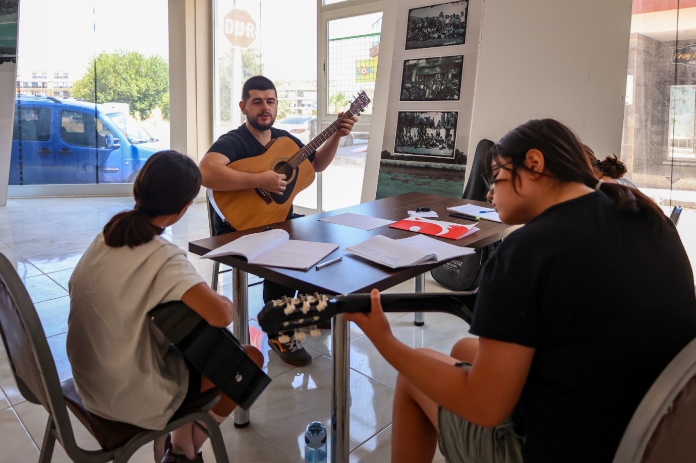 EFELER'DE SANAT ZAMANI: MÜZİK AKADEMİSİ KURSLARI BAŞLIYOR
