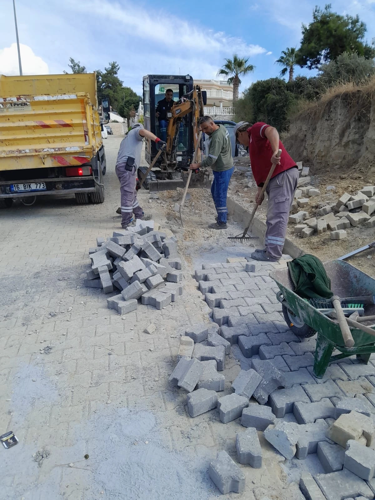 KUŞADASI BELEDİYESİ FEN İŞLERİ MÜDÜRLÜĞÜ YENİ HAFTAYA HIZLI BAŞLADI