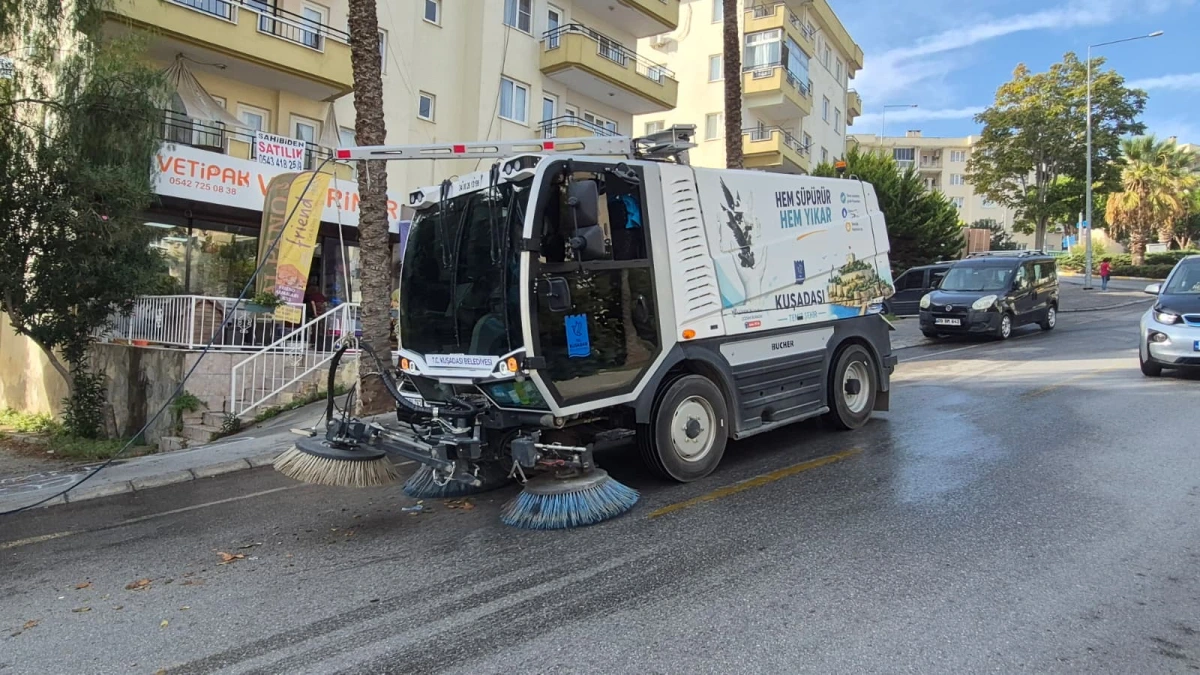 KUŞADASI’NDA TEMİZLİK MESAİSİ HIZ KESMEDEN SÜRÜYOR