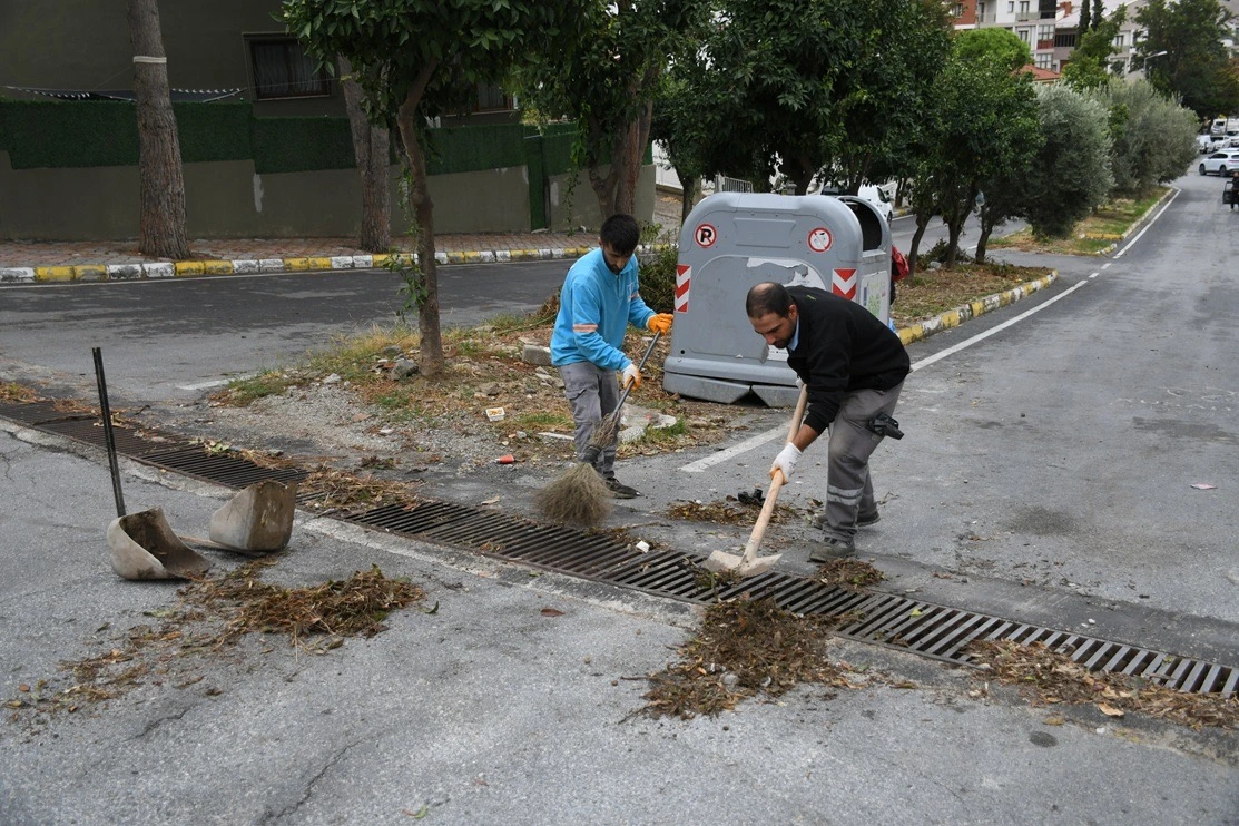 KUŞADASI’NDA FIRTINA SONRASI EKİPLER SAHAYA İNDİ